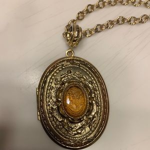 Beautiful Vintage Whiting & Davis Locket